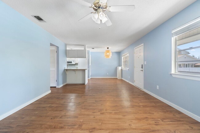 Building Photo - 1100 Shoreline Dr