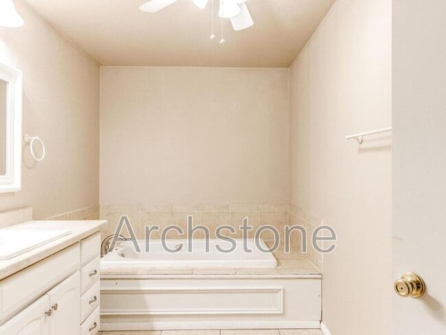 Building Photo - 501 S Santa Fe Dr