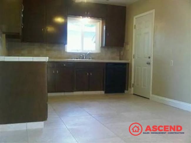 Building Photo - Charming 3 Bed, 1 Bath Home with Garage in Bakersfield