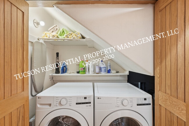 Building Photo - 2824 E Sierra Vista Rd