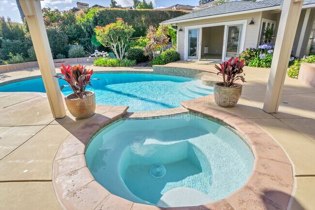 Building Photo - 5940 La Jolla Mesa Dr