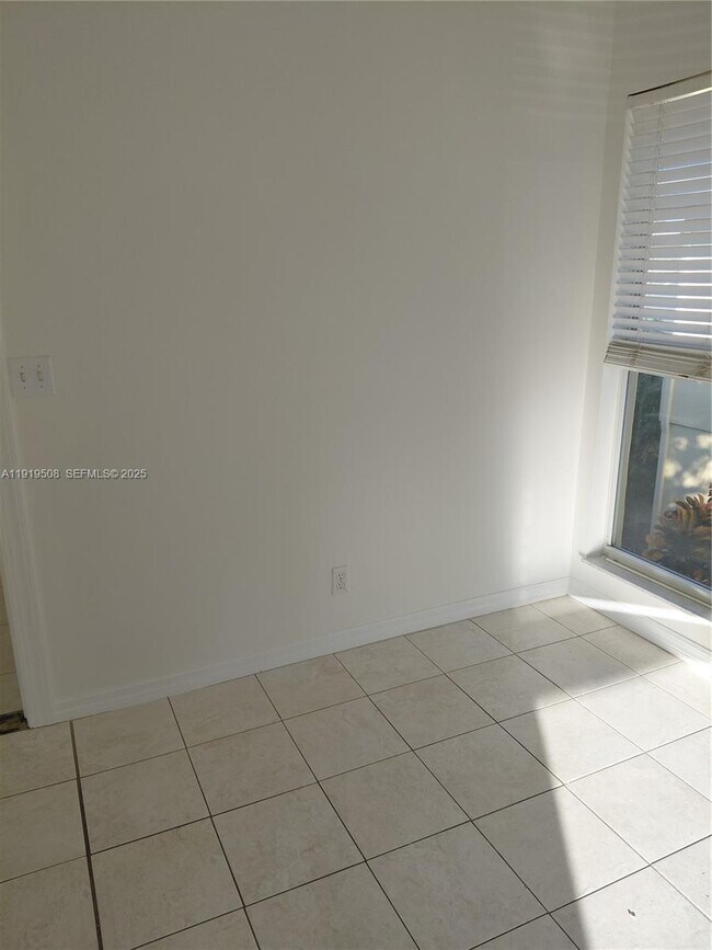 Building Photo - 731 Hummingbird Way