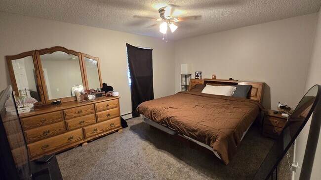 Building Photo - 2 Bed, 1.5 Bath Townhome with Garage Near McKee Medical Center