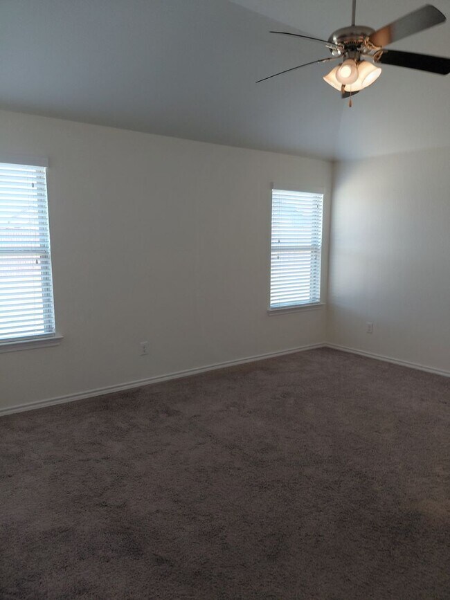 Building Photo - 4/2/3 located within 3 miles of Weatherford High School