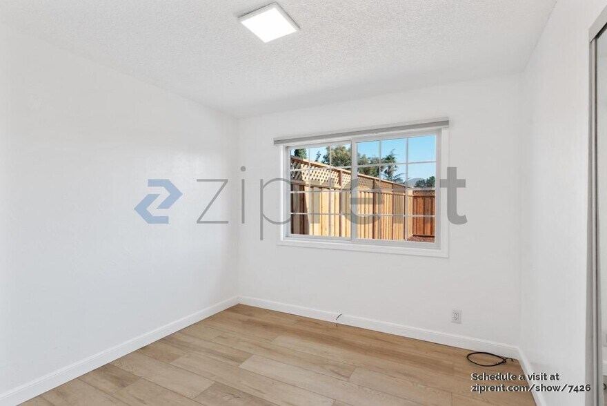 Building Photo - Unit
