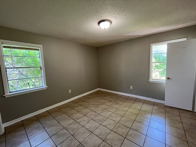 Building Photo - Renovated 4 Bedroom 1.5 Bath Home for Rent!