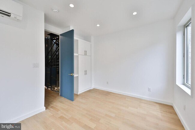 Building Photo - 725 S 6th St