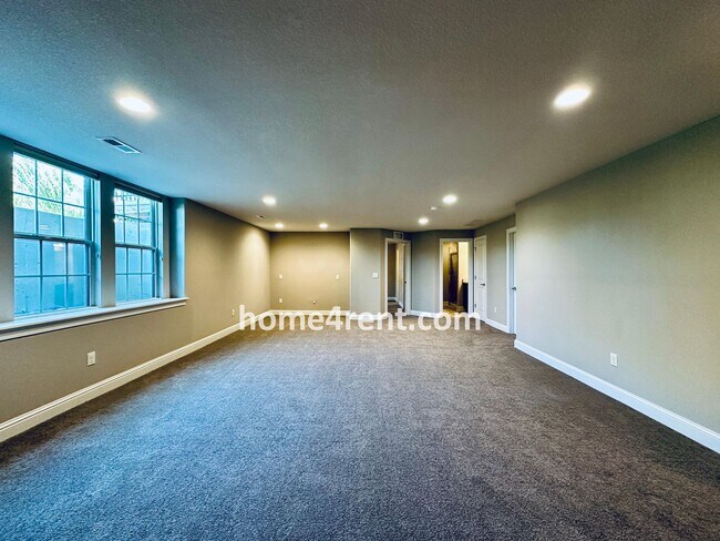 Building Photo - Main Level Primary Bedroom, Updated Kitche...
