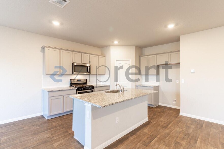 Building Photo - Unit