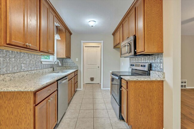 Building Photo - 1611 Briarcliff Ct
