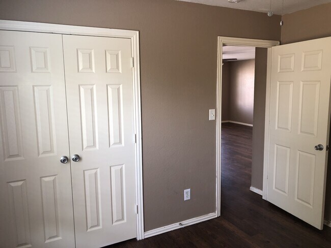 Building Photo - 1715 Manor Garden Curve