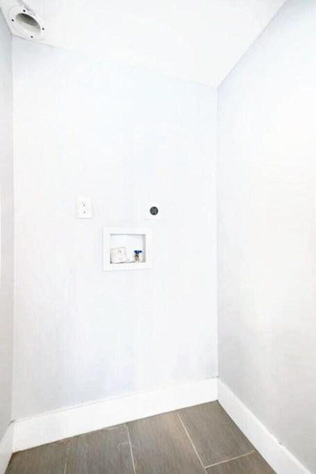 Building Photo - Spacious 2-Bed, 2-Bath First Floor Apartme...