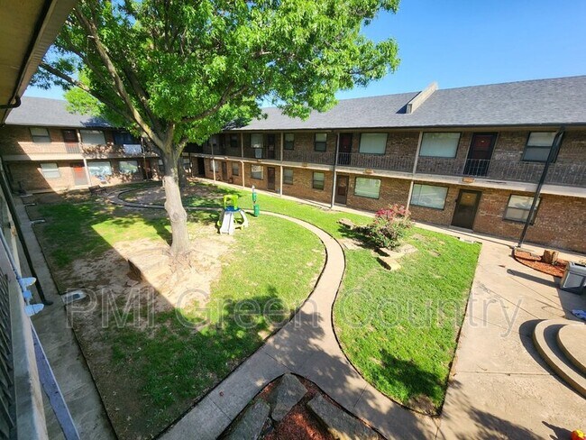 Building Photo - 917 N Yale Ave