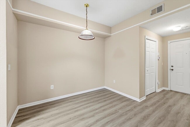 Building Photo - 2801 Chancellorsville Dr
