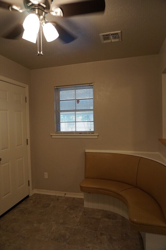 Building Photo - 4 BED 2 BATH 1 CAR GARAGE PLUS CARPORT IN STEVE PENNINGTON ADDITION