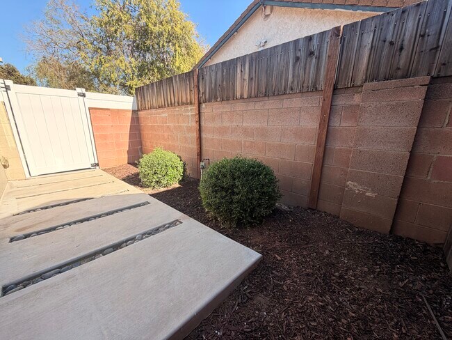 Building Photo - 7539 Royer Ave