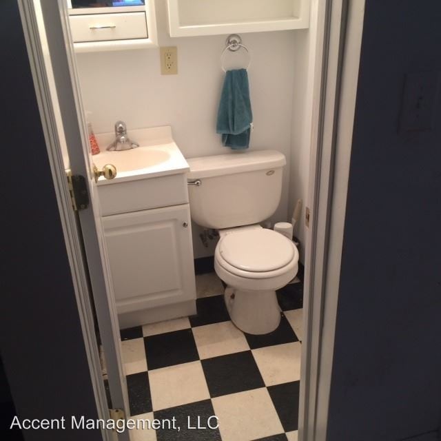 Building Photo - 2021 University Ave