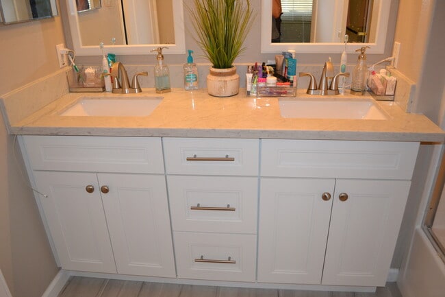 Building Photo - Elisa Ln