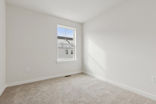 Building Photo - Brand New River Pointe townhome with modern finishes, flexible living space, and a prime location...