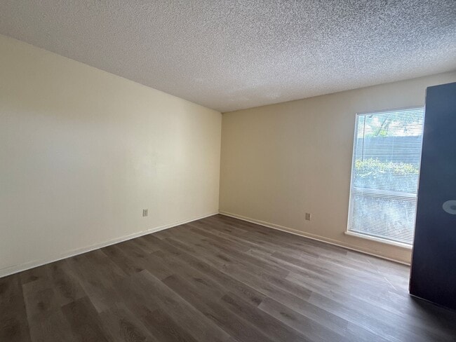 Building Photo - Taylor - 5315