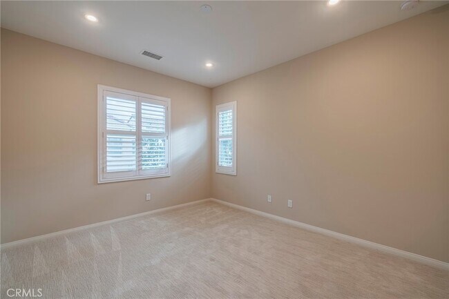 Building Photo - 104 Pendant