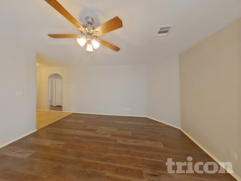 Building Photo - 825 Bens Dr