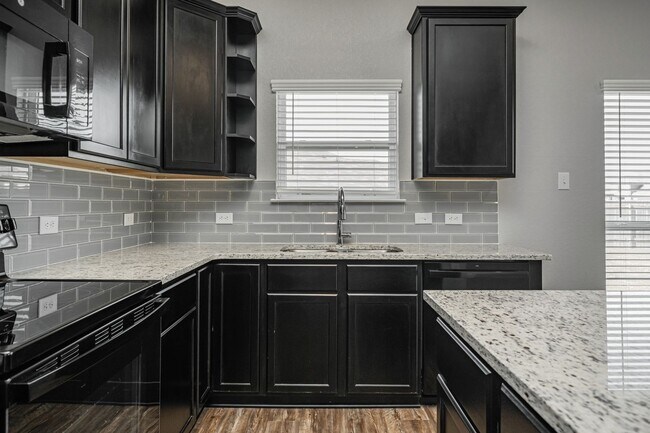 Building Photo - Bright & Cozy Home
