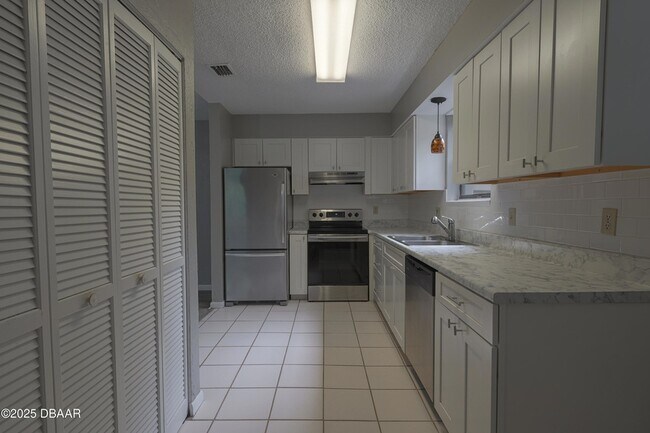 Building Photo - 6175 Sequoia Dr