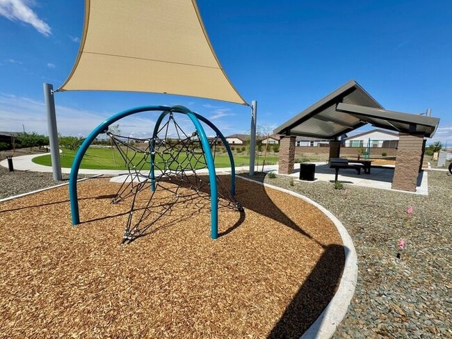 Building Photo - MOVE IN SPECILAS!! HALF MONTH RENT FREE!! ...