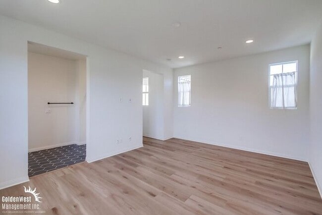 Building Photo - Newly Built 3Bdm 2.5Ba Home with Modern Fe...