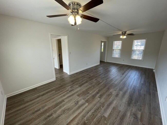 Building Photo - Renovated 3/2.5 House in Chieftain Hills- ...