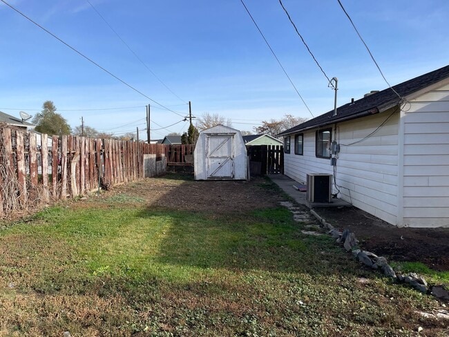 Building Photo - Clean 3 Bedroom!
