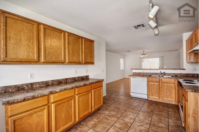 Building Photo - 7407 S Sunrise Way