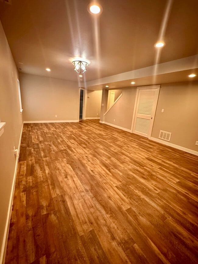 Building Photo - Beautifully Updated 5-Bedroom Home Near Ut...