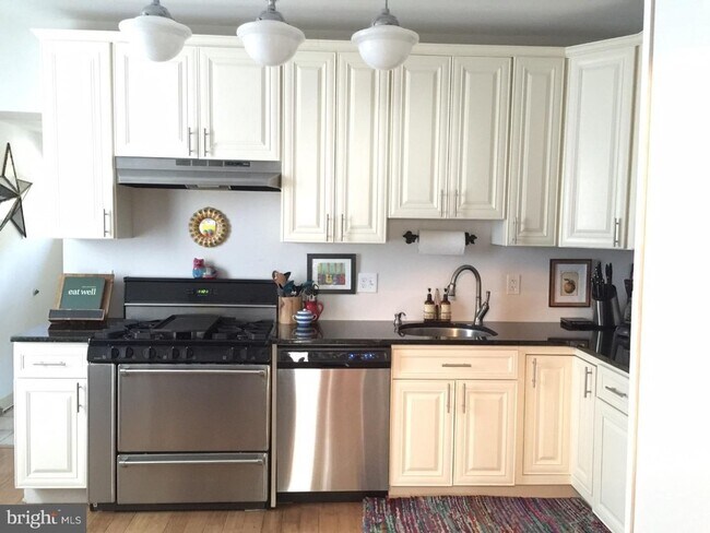 Building Photo - Charming Renovated Twin in the Heart of Manayunk | $2,250/Month