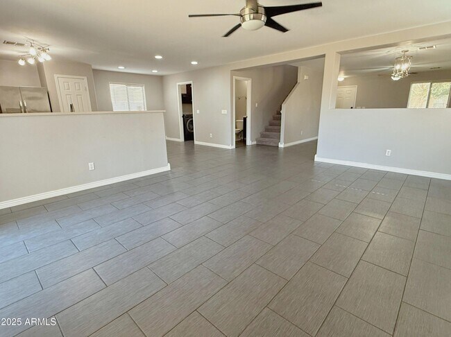 Building Photo - 2528 E Meadow Creek Way