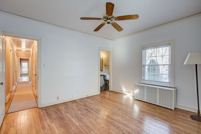 Building Photo - 2225 E Woodstock Pl