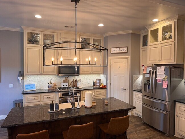 Building Photo - WOW! This home has it all, 3 full bathrooms, 5 true bedrooms AND a bonus room. great outdoor spac...