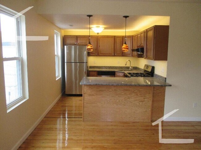 Building Photo - Nicely renovated 3 bed in Brookline Village!