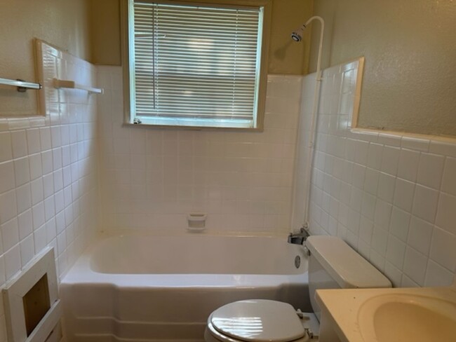 Building Photo - Charming 2 Bedroom. 1 Full Bath Home in We...