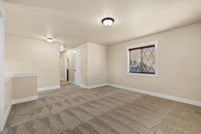 Building Photo - Spacious 5-Bedroom Home (plus bonus room) ...
