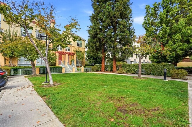 Building Photo - Downtown Mountain View 3 Bedroom 3.5 Bathr...