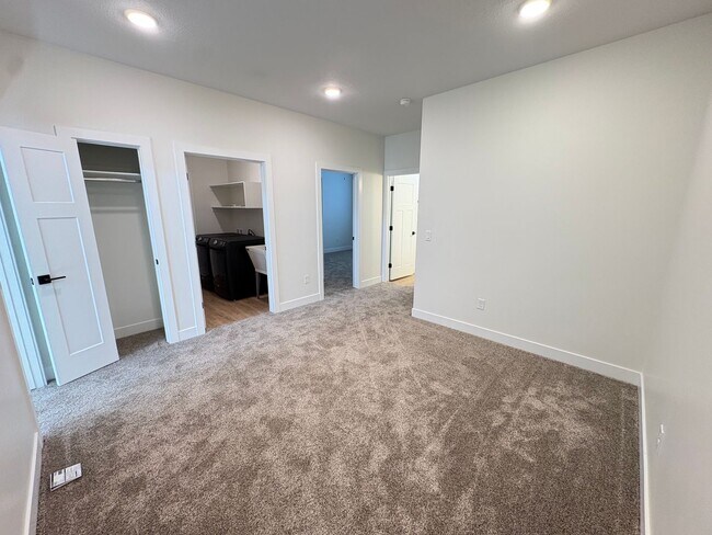 Building Photo - Brand New Home Avalible