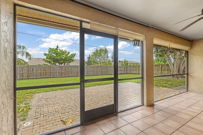 Building Photo - ** GOLDEN GATE CITY ** 3 BED + DEN / 2 BAT...