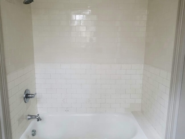 Building Photo - 2112 Monteiro Ave