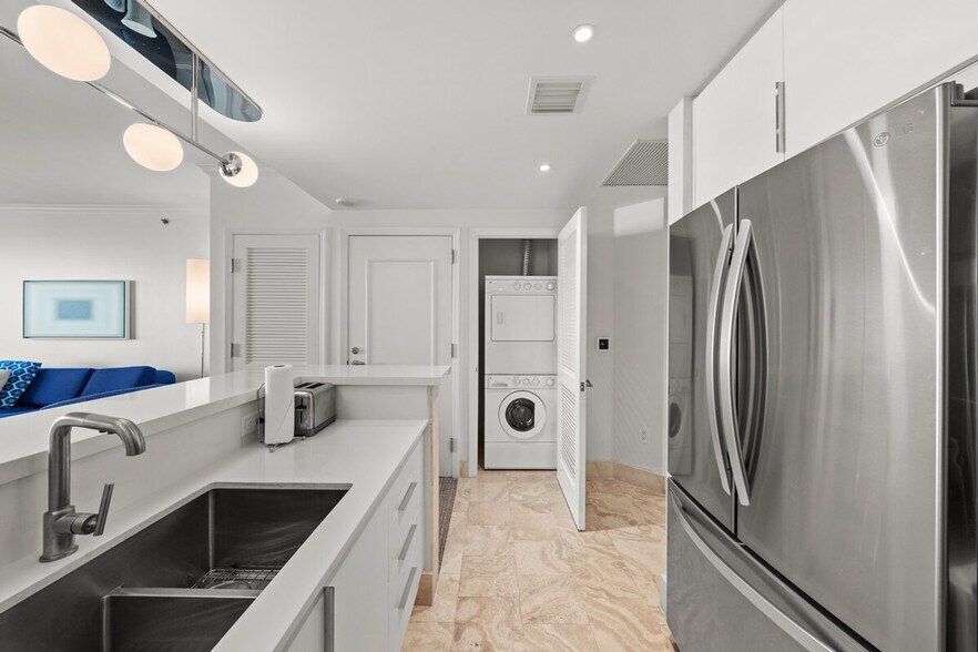 Building Photo - 4391 Collins Ave