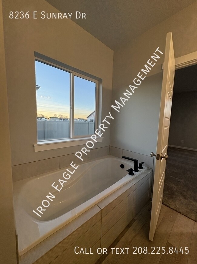 Building Photo - 8236 E Sunray Dr