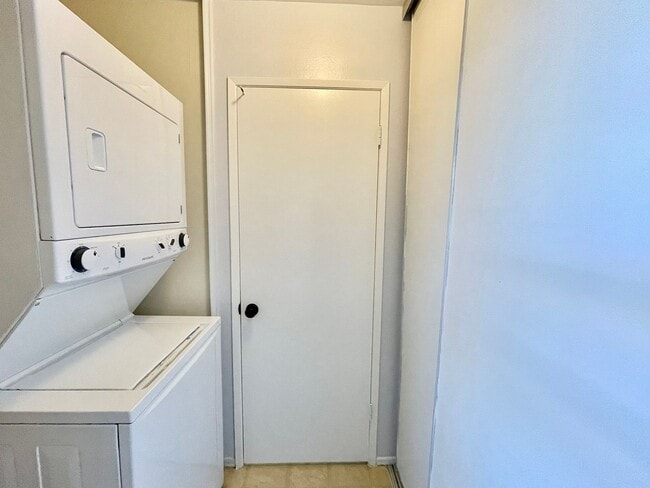 Building Photo - 396 E Surfside Dr