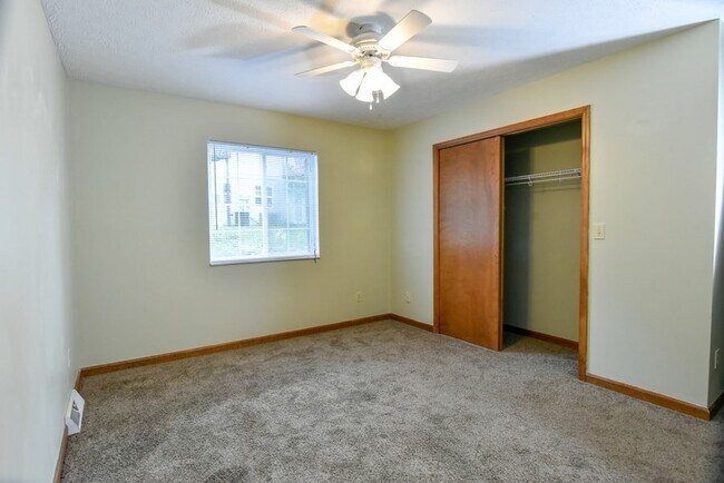 Building Photo - 4 bedroom 2 bath