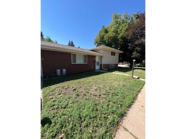 Primary Photo - 700 E Eastman Ave